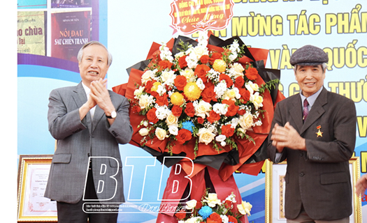 Nhà văn Minh Chuyên đón nhận danh hiệu Anh hùng Lao động và các giải thưởng trong nước, quốc tế